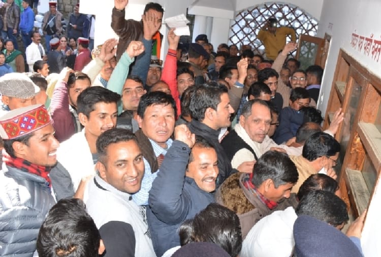 people demonstration in front of dharamshala assembly gate