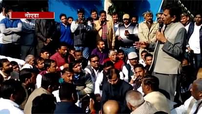 Farmers protest at the gate of Noida authority