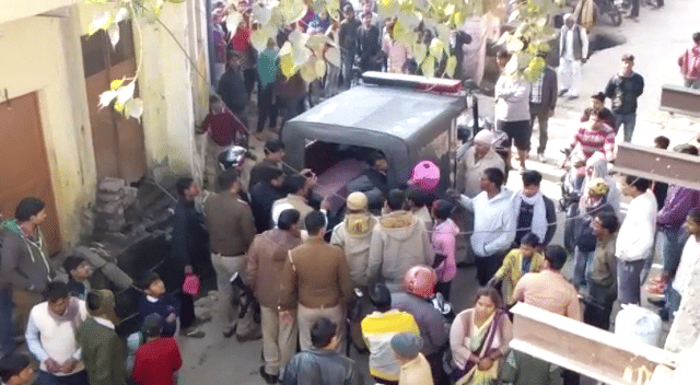 agra stone pelting and firing after over property dispute