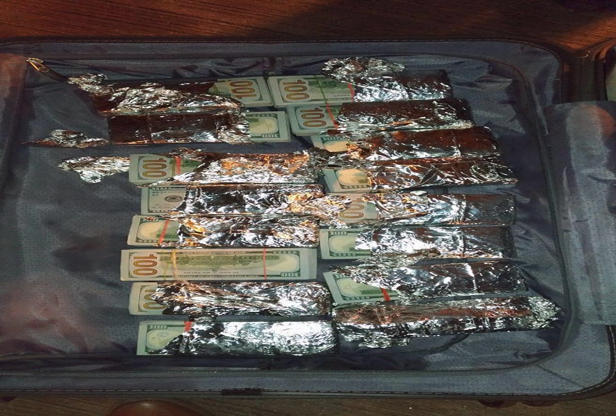 jet airways air hostess arrested with three crore fifty lakh foreign currency at igi airport