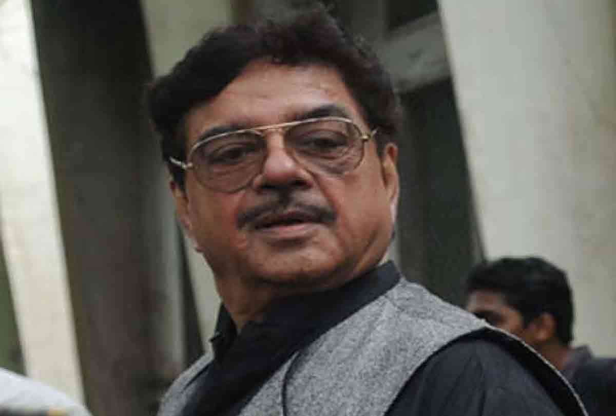 shatrughan sinha juhu bunglow bmc send bulldozer for illegal construction
