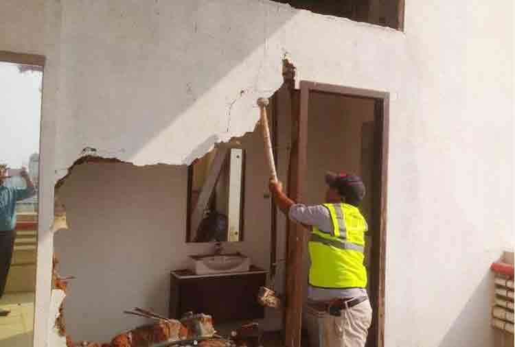 shatrughan sinha juhu bunglow bmc send bulldozer for illegal construction