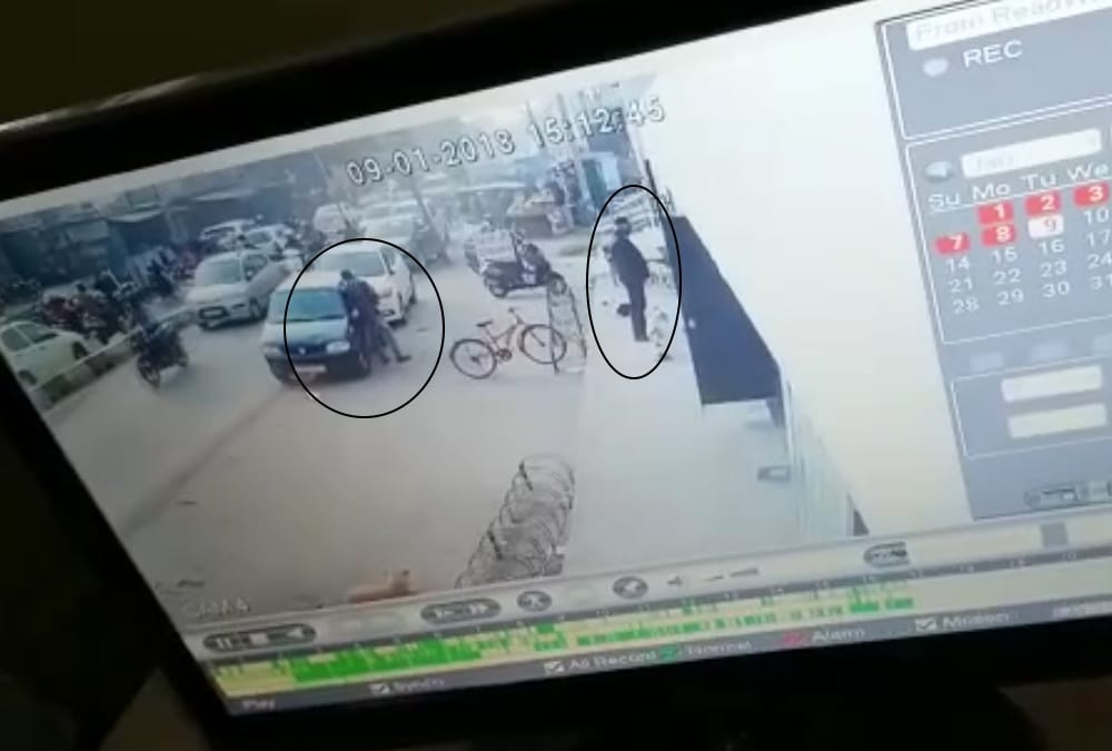 thief broke the car glass with spray and stolen the bag
