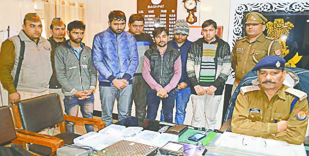 Busted a gang of cheating on the name of the job, Daroga son arrested
