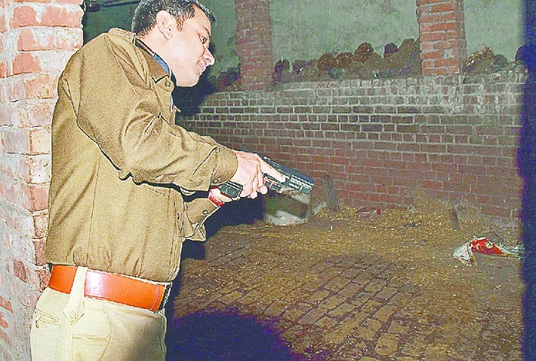 Live encounter in film genre, the officer shot the crook, see photos
