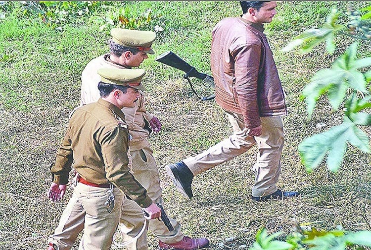 Live encounter in film genre, the officer shot the crook, see photos
