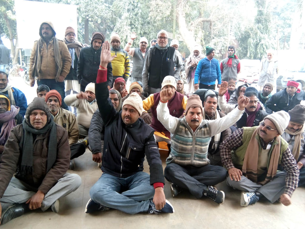 कोटेदार के परिजनों को पांच लाख मुआवजा देने की मांग