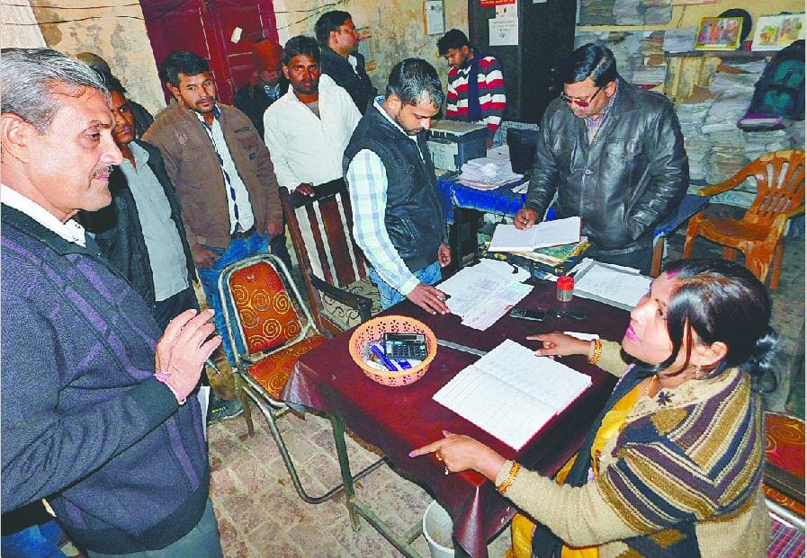 श्रमिकों ने बोर्ड सदस्य से की अवैध वसूली की शिकायत