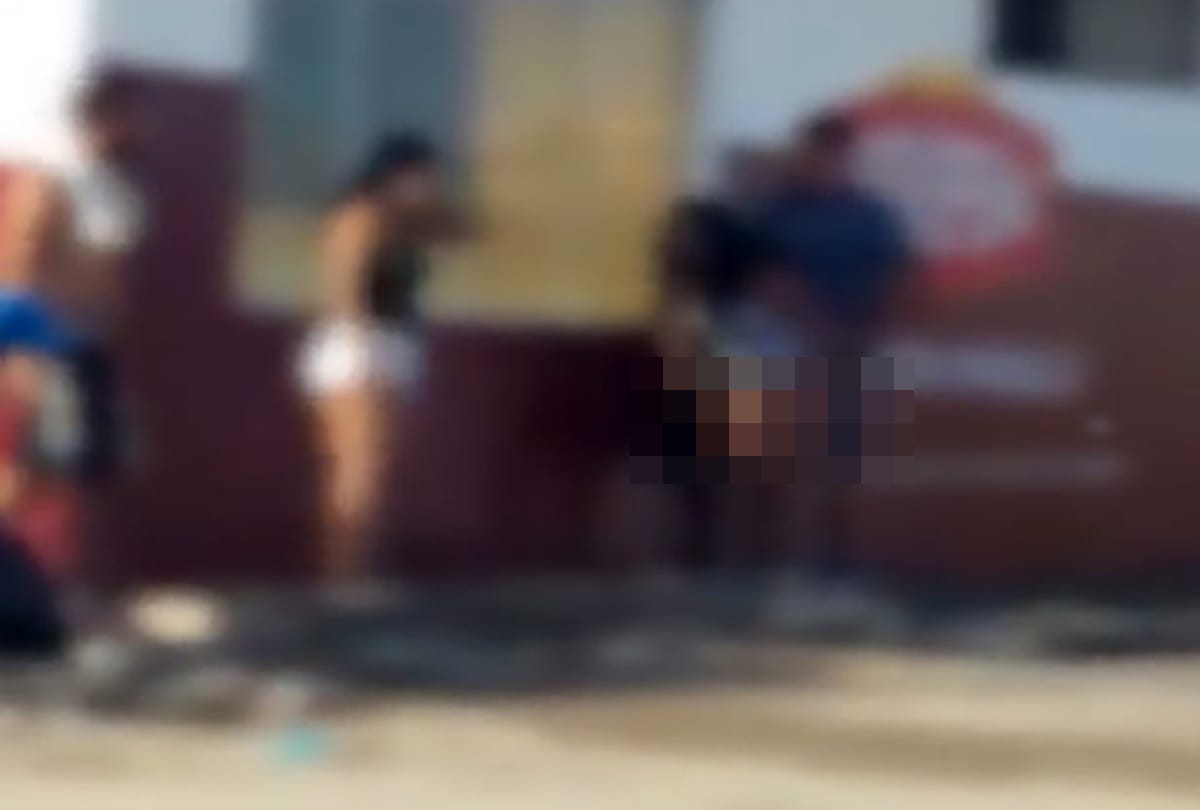Randy couple have intimate at public place in daylight, Video going viral