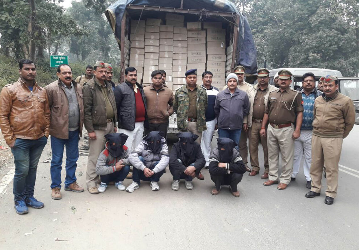 unjab manufactured 935 chest with four liquor arrested.