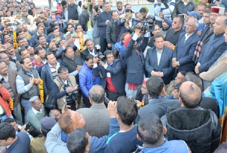 himachal mla reached in assembly session with sticker on vehicle