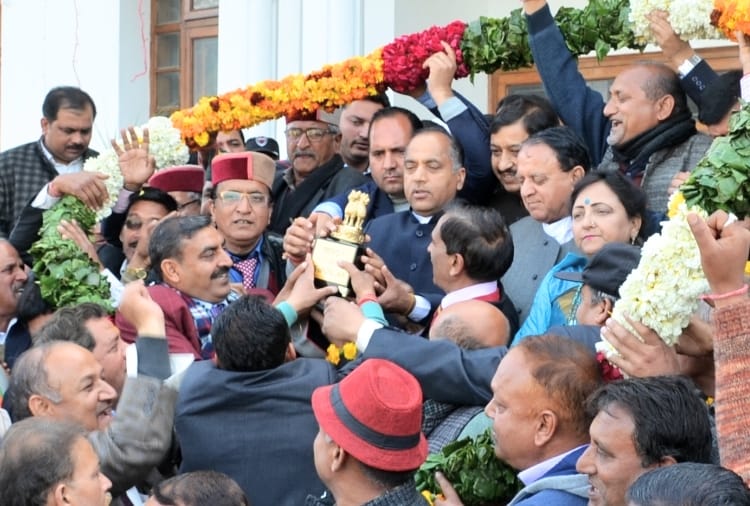 himachal mla reached in assembly session with sticker on vehicle