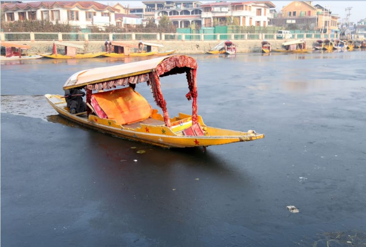 Freezing kashmir famous dal lake in winters