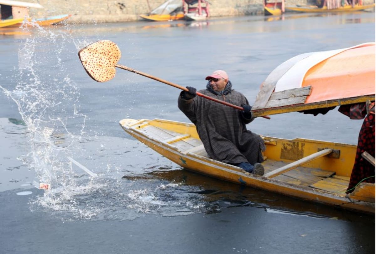 Freezing kashmir famous dal lake in winters