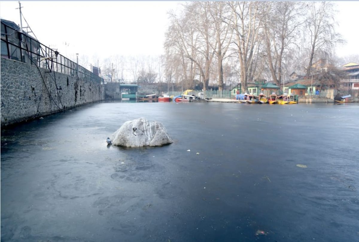 Freezing kashmir famous dal lake in winters