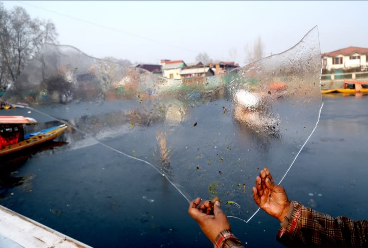 Freezing kashmir famous dal lake in winters