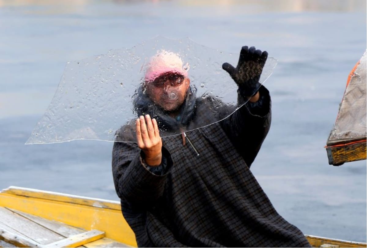 Freezing kashmir famous dal lake in winters