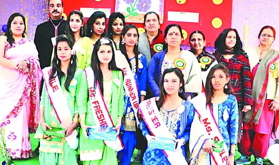 प्रियंका मिस स्माइल, अजीता मिस पर्सनेलिटी चुनी