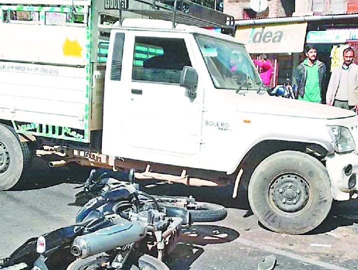 जीप और बाइक की टक्कर में एक गंभीर जख्मी