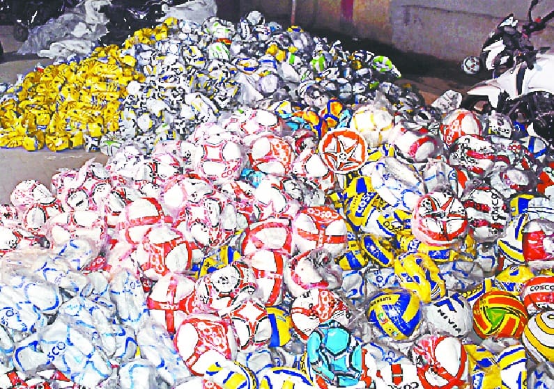 branded company ke naam football factory pakdi