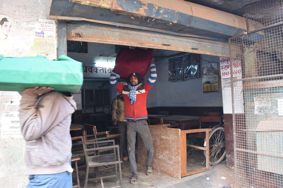 कार्यालय स्थांतरण के विरोध में अधिवक्ताओं ने किया प्रदर्शन