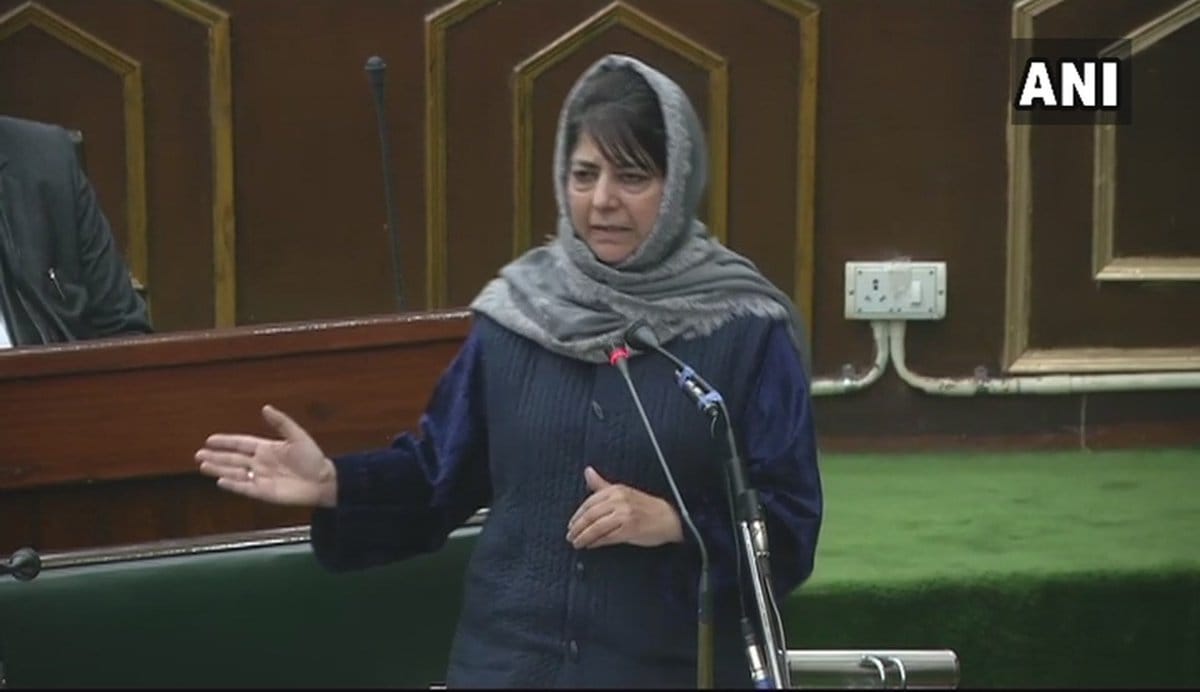 A man from the crowd gets up and speaks to Mehbooba Mufti on relief for Kashmiri Pandits