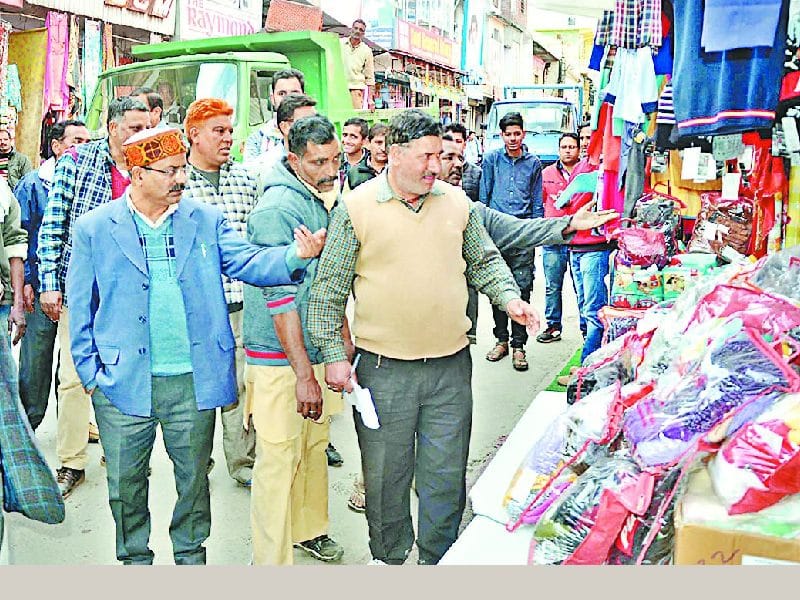 प्रशासन ने अतिक्रमण पर जब्त किया सामान