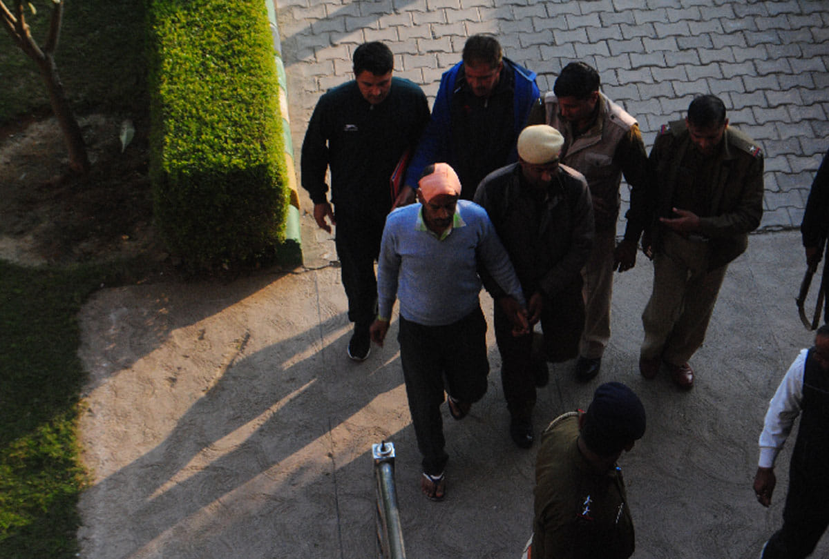 when psycho killer presented in court police officers got shocked as he vomited