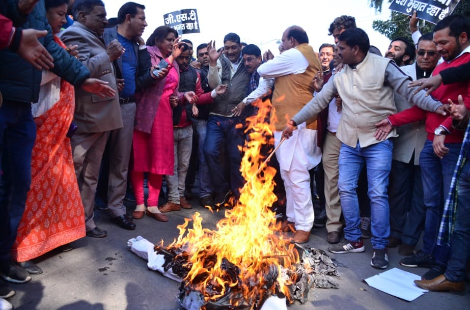  congress leaders fight for Photostation during putla dahan in dehradun