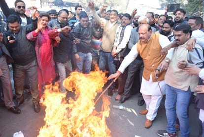  congress leaders fight for Photostation during putla dahan in dehradun