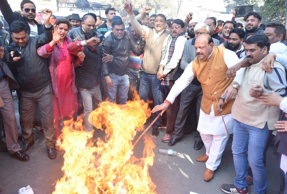 हियुवा ने पश्चिम बंगाल की मुख्यमंत्री का पुतला फूंका
