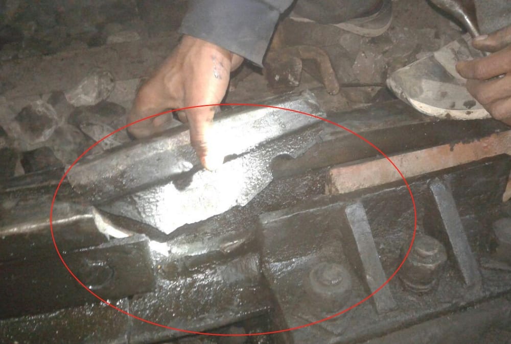 railway track found broken in mohanlalganj.