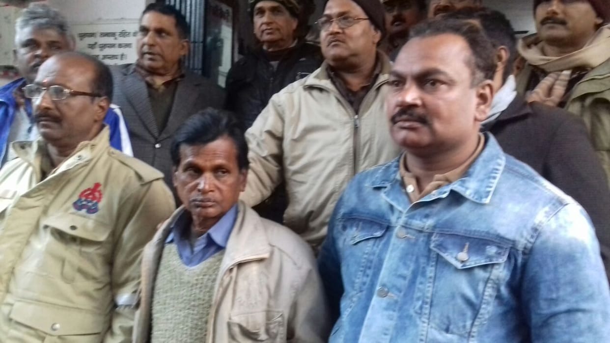 Revenue inspector arrest taking bribe in mirzapur