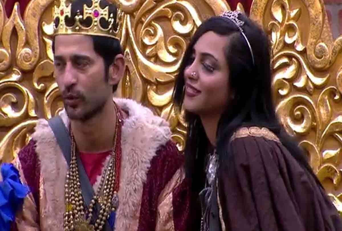 bigg boss 11 arshi khan went to hiten tejwani house ready for a bold scene