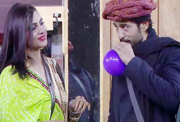 bigg boss 11 arshi khan went to hiten tejwani house ready for a bold scene