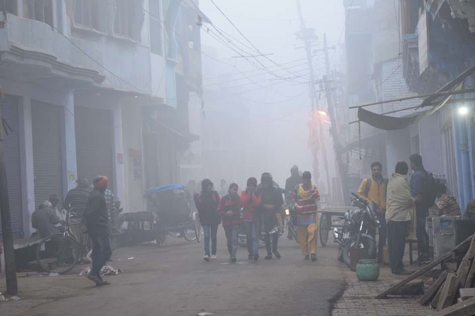 घने कोहरे ने जमाया डेरा गलन बढ़ी कांपे लोग