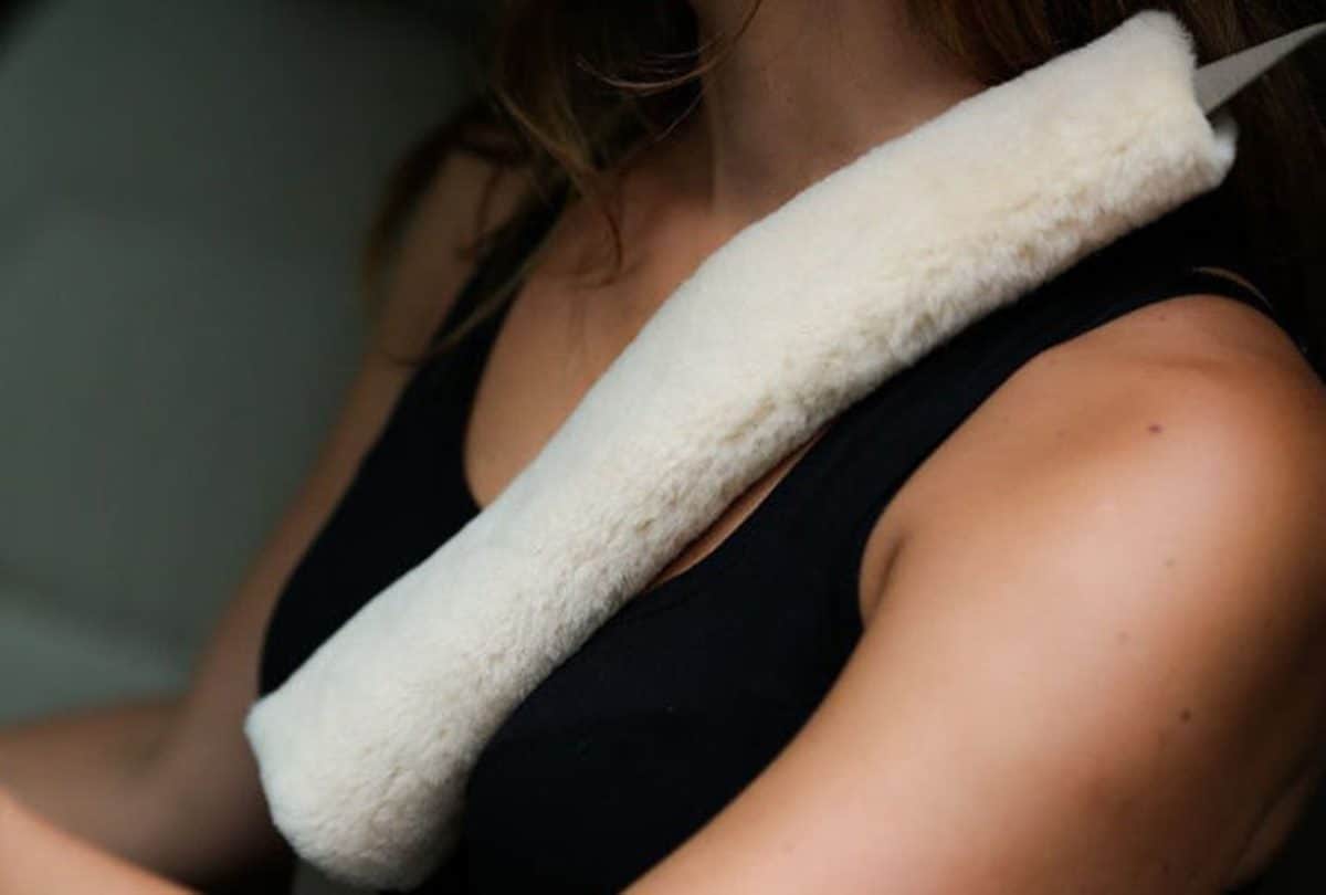 how to wear seatbelt in car how to use seatbelt with car seat what is the correct way to wear a seatbelt