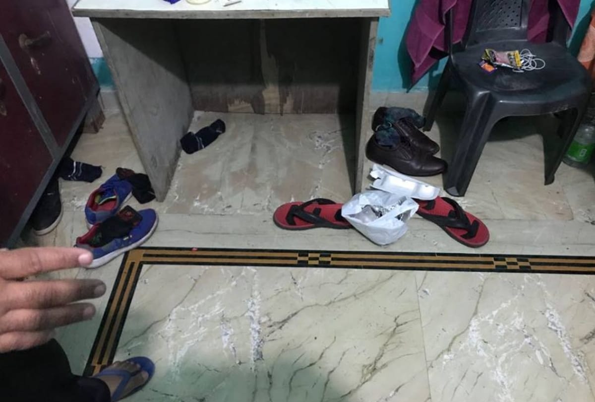 dead body of a woman inspector son found in a pg room in greater noida