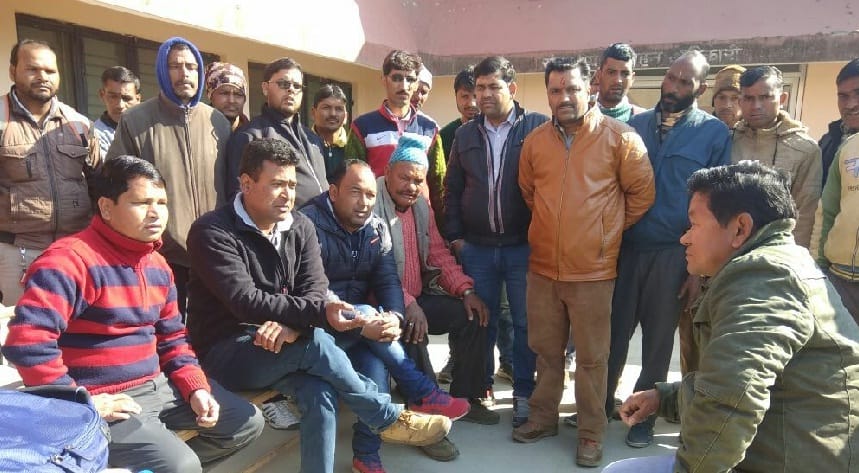 Taxi owners and drivers hoarse RTO office