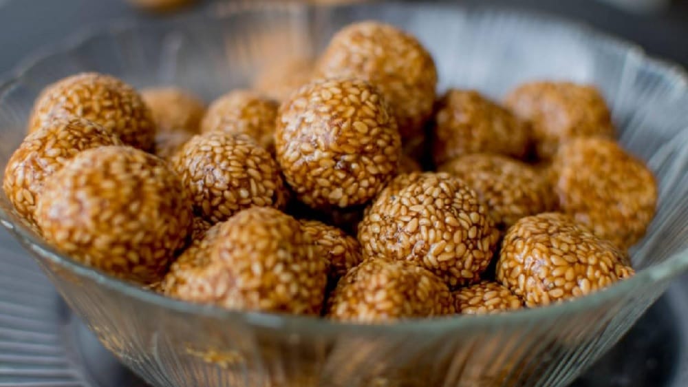Makar Sankranti make til gud ke ladoo