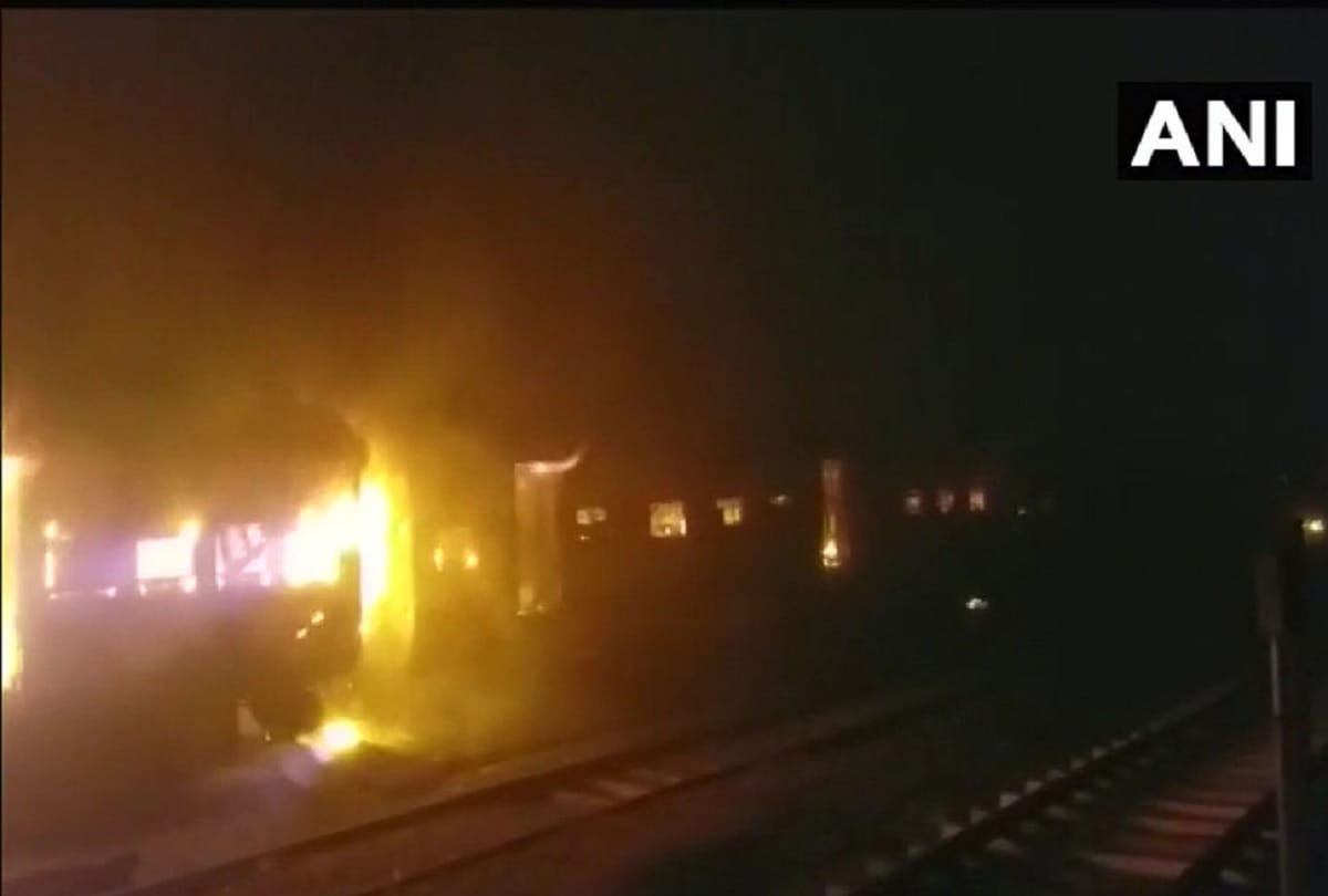 Many coaches of Patna-Mokama Passenger train burnt 