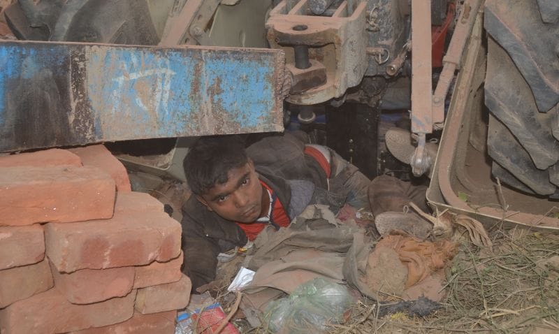 ईंटों से भरी ट्रैक्टर ट्राली पलटी, किशोर की मौत