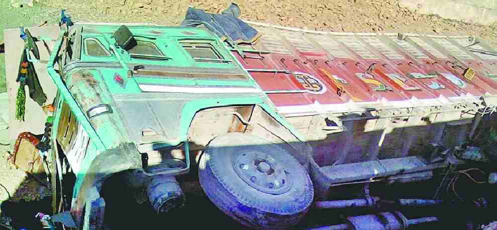 कैंची मोड़ के पास दस फुट खाई में लुढ़का ट्रक, चालक घायल