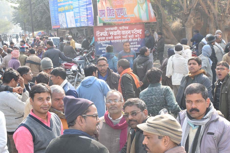 लेखपालों ने की हत्या की जांच कराने की मांग