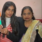 प्रेरणा शर्मा अपनी मां के साथ