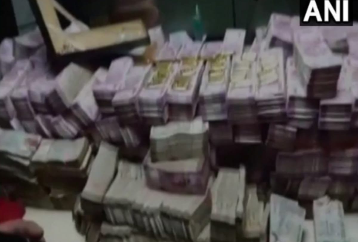 delhi directorate seizes 61 crore from a private company locker includes 2000 note gold bullion