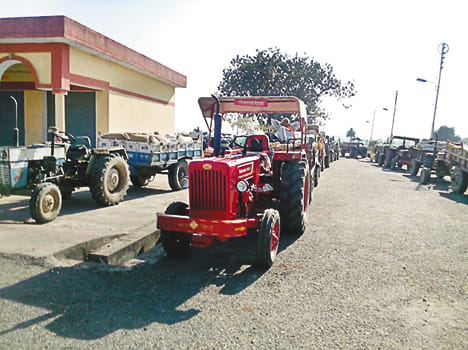 Farmers' ruckus at the purchasing center, imposed jam