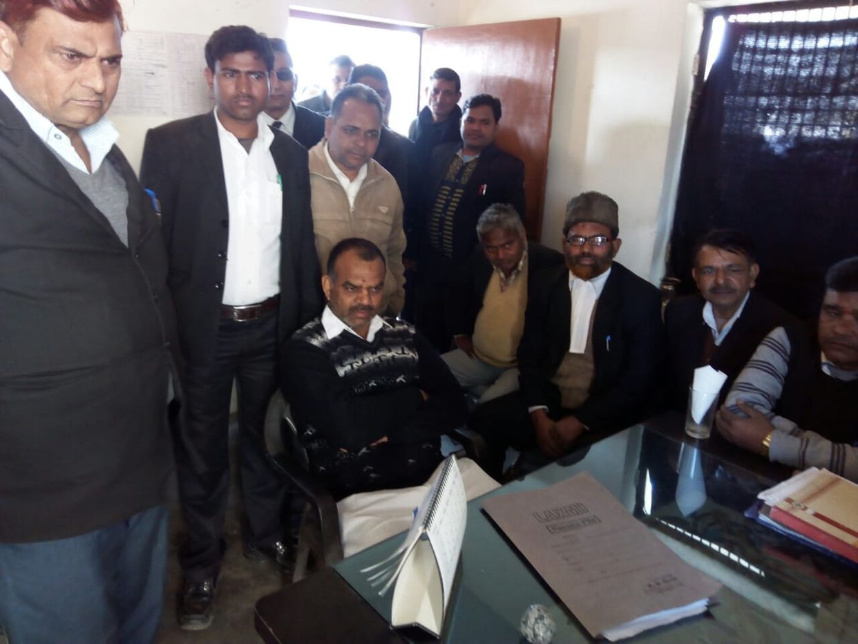 lawyers protest in firozabad police chowki for arresting advocate
