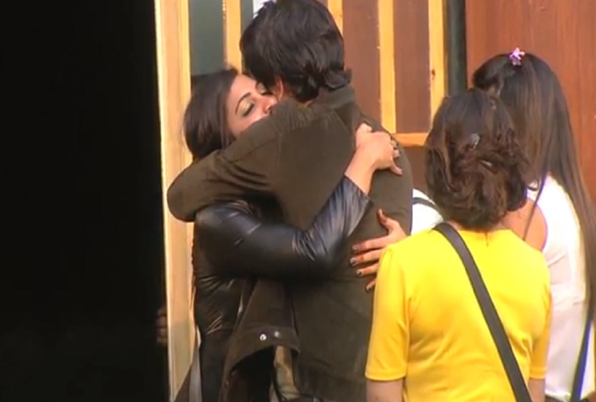 arhsi khan touched shilpa's feet to get blessed in finale week bigg boss 11
