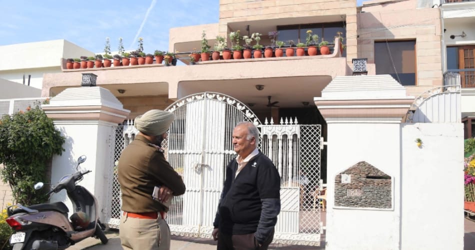 chandigarh sector 33 loot, now doubt on owner